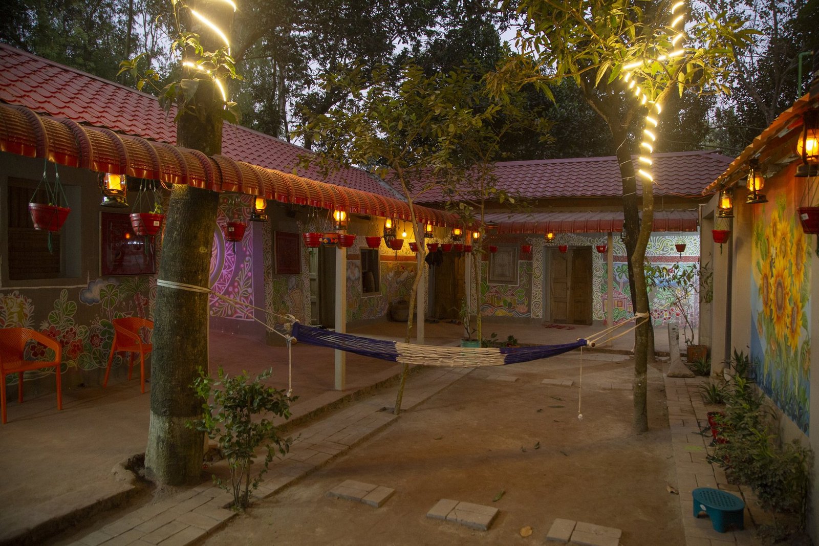 সুখের খামারের সন্ধ্যার পরিবেশ